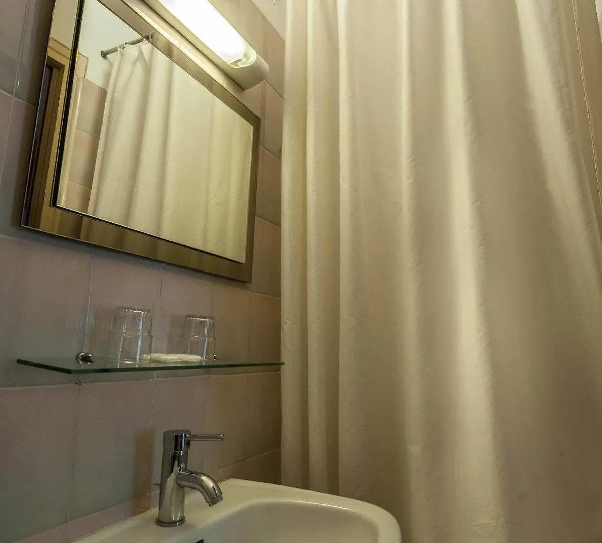 Hotel Des 3 Nations Paris