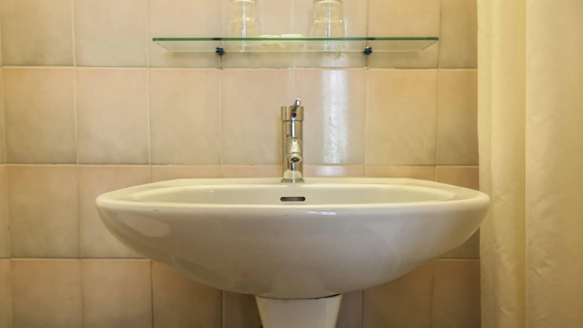 Hotel Des 3 Nations Paris 2*,