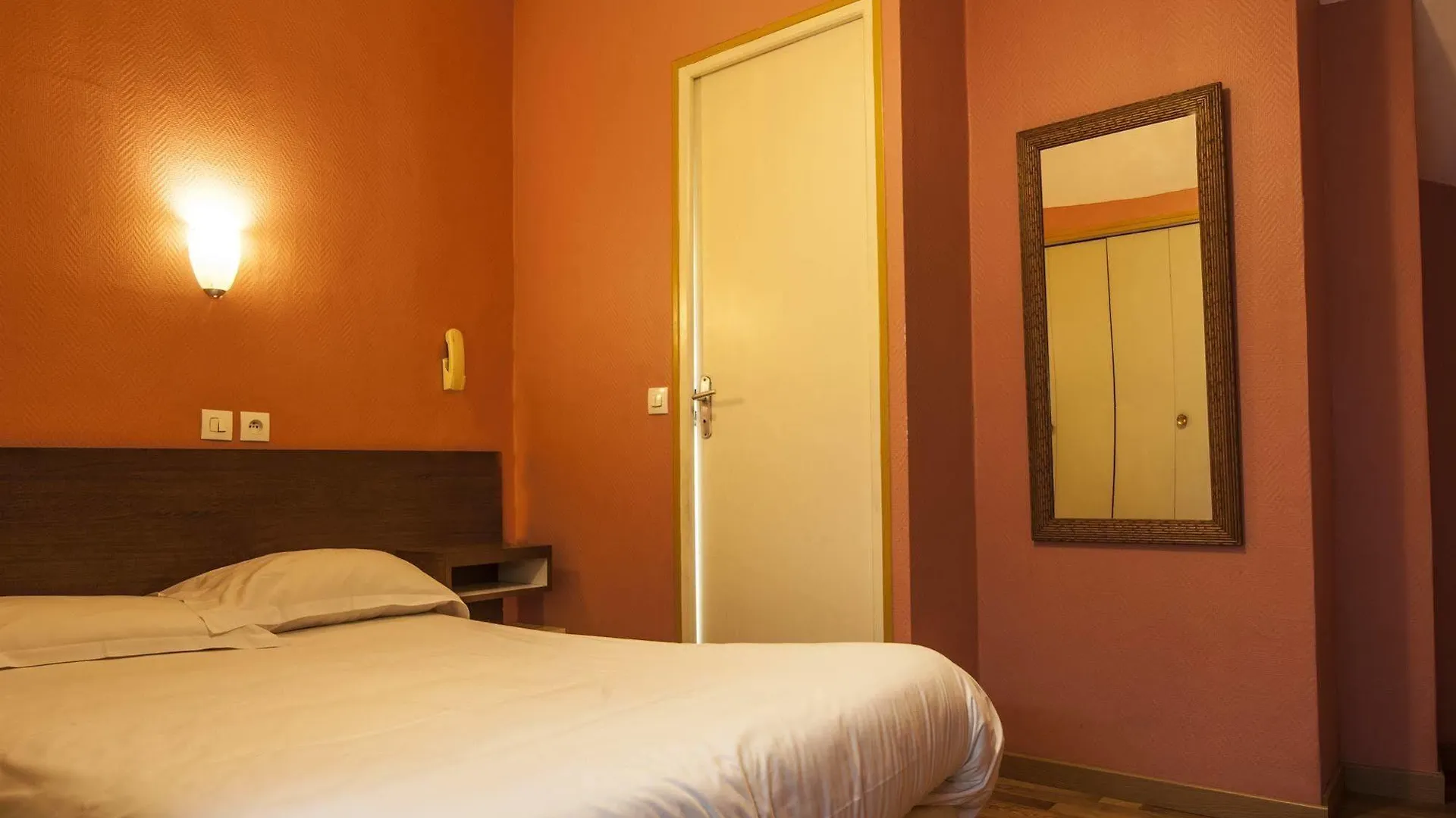 Hotel Des 3 Nations Paris 2*,