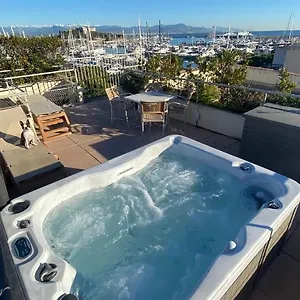 Penthouse Vue Avec Rooftop,jacuzzi,et Parking Prive , Antibes France