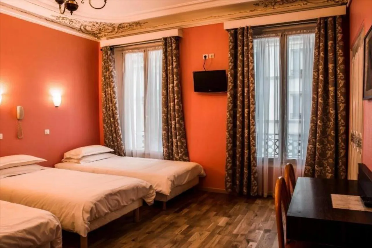 **  Hotel Des 3 Nations Paris France