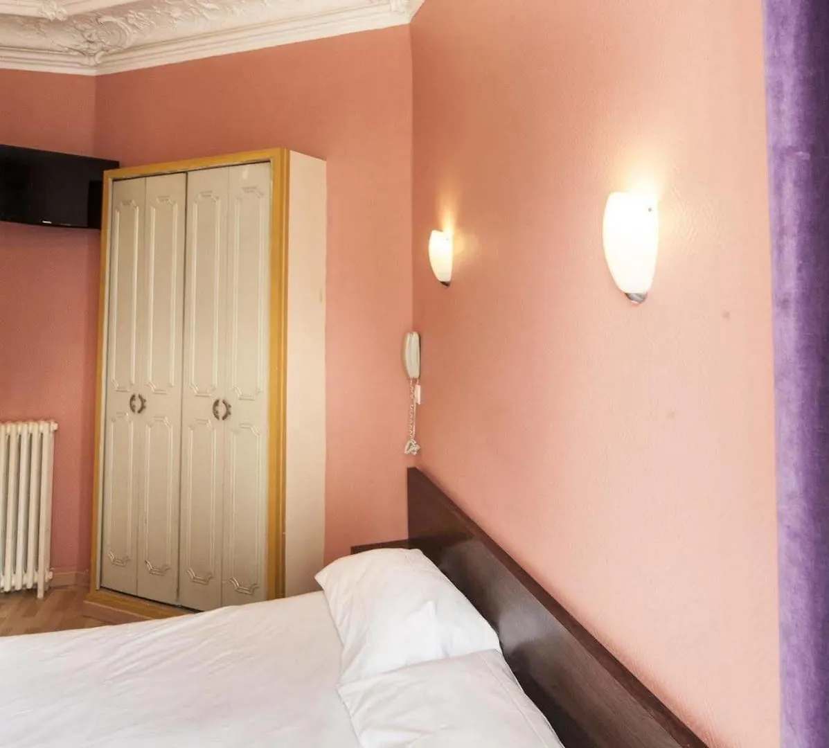 **  Hotel Des 3 Nations Paris France