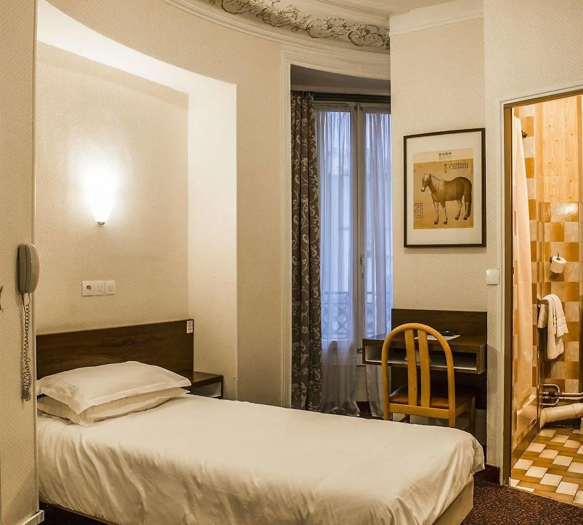**  Hotel Des 3 Nations Paris France